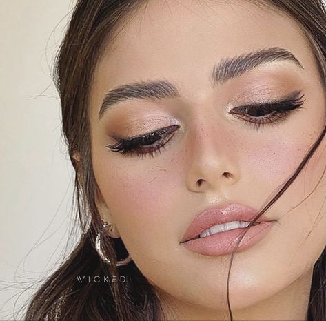 Elongate Round Eyes, 2023 Summer Makeup Trends, Wedding Makeup Natural Brown Eyes, Natural Glam Makeup Brown Eyes, Soft Wedding Makeup For Brown Eyes, Angelcore Makeup, Bridal Glam Makeup, Makeup Hooded Eyes, Rosy Makeup