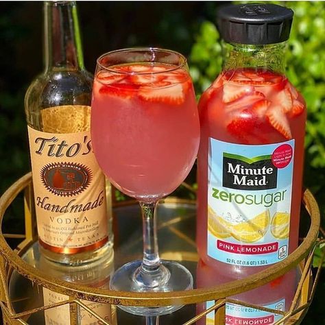 Keto Lifestyle on Instagram: “Voda-Lemonade anyone?🍸 🍋 🍓 Super easy, pour half of a 750ml @titosvodka into a @minutemaid_us SF Pink Lemonade, add some sliced…” Sliced Strawberries, Keto Cocktails, Desserts Keto, Vodka Lemonade, Low Carb Drinks, Low Carb Easy, Yummy Alcoholic Drinks, Liquor Drinks, Boozy Drinks