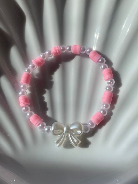 Aesthetic Bracelet Clay Beads, Pink Diy Bracelet, Baddie Bracelet Ideas, Bracelet Cute Aesthetic, Bracelets With Small Beads, Pretty Bracelets Aesthetic, Bracelets Handmade Beaded Diy Jewelry, Aesthetic Bracelets Ideas, Bracelet Ideas Pink