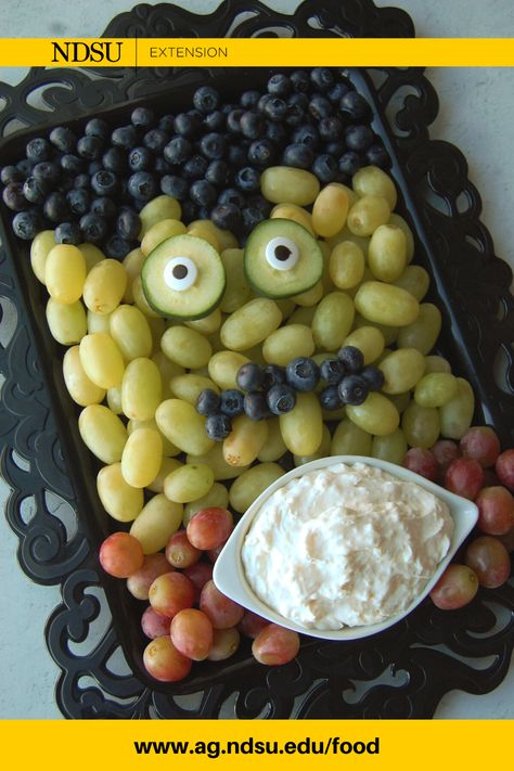 This Frankenstein Fruit Tray is super simple to create for Halloween and will have your guests shrieking with delight! Pair with one of our delicious fruit dips. Halloween Fruit Pizza, Halloween Fruit Tray, Halloween Veggie Tray, Fruit Dips, Dessert Dip, Healthy Halloween Snacks, Halloween Fruit, Easy Halloween Party, Fun Halloween Food