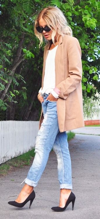 I am in love with this look; I have got to find the perfect black pumps to go with my jeans like this. Not too high of a heel...but one that's just right. Jeans Heels, Pointy Pumps, Tan Blazer, Beige Blazer, Beige Jacket, Boyfriend Blazer, Boyfriend Jean, Messy Hair, Camel Coat