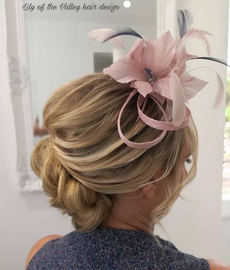 30 Gorgeous Mother of the Bride Hairstyles for 2020 - Hair Adviser Mother Of The Bride Hair With Fascinator, Mother Of The Bride Hairdos, Mother Of The Bride Hairstyles, Mother Of The Groom Hairstyles, Side Updo, Dunner Wordend Haar, Bride Updo, Mother Of The Bride Hair, Hair Adviser