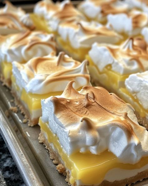 This recipe is absolutely fantastic! We love serving them at parties! Lemon Meringue Pie Bars, Lemon Meringue Bars, Most Popular Cookies, Meringue Bars, Mini Desert, Biscuits Graham, Pie Bar Recipes, Popular Cookies, Cake Simple