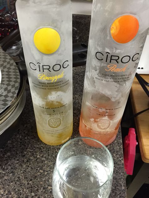 Vodka Fake Story, Acholic Drinks, Ciroc Peach, Alcohol Ideas, Ciroc Vodka, Pineapple Vodka, Happy Juice, Layered Drinks, Pretty Alcoholic Drinks