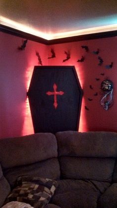 Coffin lid in corner with light source Spooky Diy Halloween Decor, Living Room Decoration Ideas, Halloween Living Room, Halloween Decoration Ideas, Room Decoration Ideas, Casa Halloween, Creepy Halloween Decorations, Halloween Coffin, Halloween Vampire