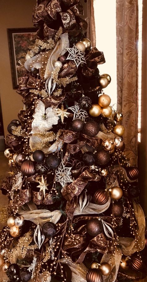 Tree decorated with brown ornaments Best Christmas Tree Decorations, Copper Christmas, Christmas Tree Decorating Themes, Elegant Christmas Trees, Christmas Tree Inspiration, Black Christmas Trees, Cool Christmas Trees, Gold Christmas Tree, Beautiful Christmas Trees