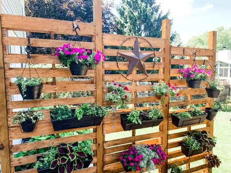 Plant Wall Inspiration: 13 Ways to Display Plants & Herbs - The Shady Gal Hanging Plants On Fence, Gardens Design Ideas, Pallet Garden Walls, Gardens Decor, Plant Wall Diy, Herb Garden Wall, Hanging Plants Outdoor, Herb Wall, Vertical Garden Wall