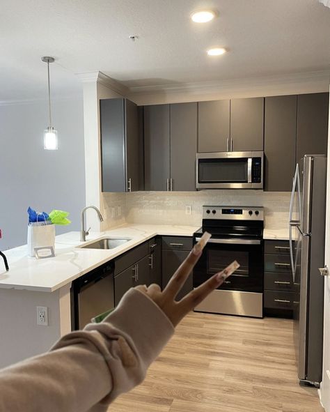 Apartment Keys Goals, Apartment With Keys In Hand, New House Black Woman, New Home Black Woman, Apartment Keys Black Woman, Getting An Apartment Aesthetic, Brand New Apartment, New Apartment Aesthetic Couple, Apartment Hunting Aesthetic