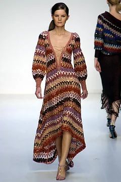 Missoni Fall 2002 Ready-to-Wear Collection - Vogue Crochet Long Dresses, Missoni Pattern, Missoni Dress, Crochet Summer Dresses, Crochet Skirts, Crochet Dress Pattern, Couture Vintage, Fashion Shows, Crochet Fashion