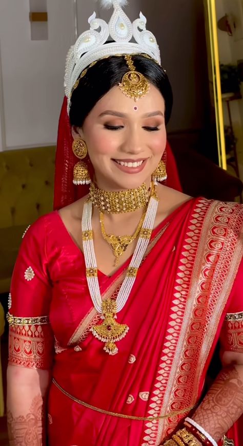 Bengali Jewellery Design, Bengali Bride Haldi Look, Bengali Bridal Jewellery Gold, Bengali Marriage, Kolkata Wedding, Bengali Jewellery, Draping Styles, Bengali Bridal Makeup, Indian Wedding Bride