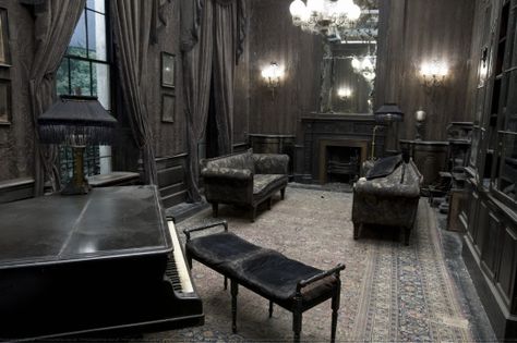 Sirius Black's Living Room 12 Grimmauld Place, Regulus Acturus Black, Grimmauld Place, Rabastan Lestrange, Wammy's House, Ancient Houses, Images Harry Potter, Hogwarts Aesthetic, Slytherin Aesthetic