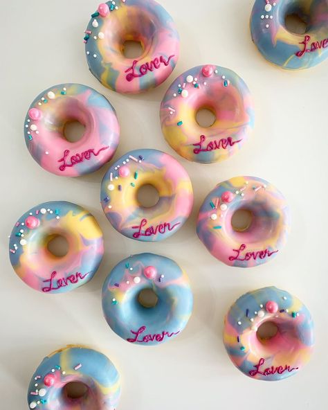 Doughnut Decorations, Doughnuts Wedding, Donut Decorating Ideas, Fancy Donuts, Donut Toppings, Unicorn Desserts, Strawberry Treats, Christmas Donuts, Baked Donut Recipes