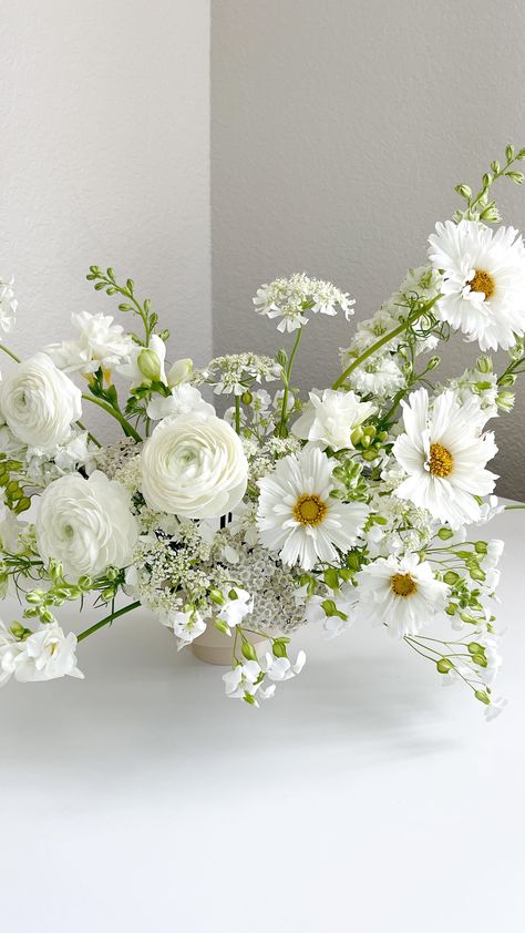 White Daisy Floral Arrangements, Whimsical Wedding Centerpiece Floral Arrangements, Tall Vase Arrangements Wedding, Summer White Wedding Flowers, White Wildflower Centerpieces, White September Flowers, All White Flower Centerpieces, Whimsical White Wedding Flowers, White Flower Arrangements Centerpieces