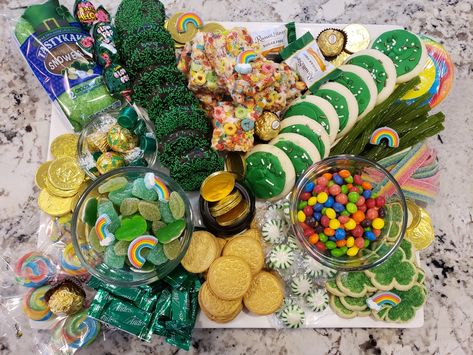 St. Patrick's Day candy and sweet charcuterie Board Green, gold and Rainbow Green Food Party, Sweet Charcuterie Board, Sweet Charcuterie, Sweet Board, Party Sweets, Green Food, Food Party, Greens Recipe, Charcuterie Boards