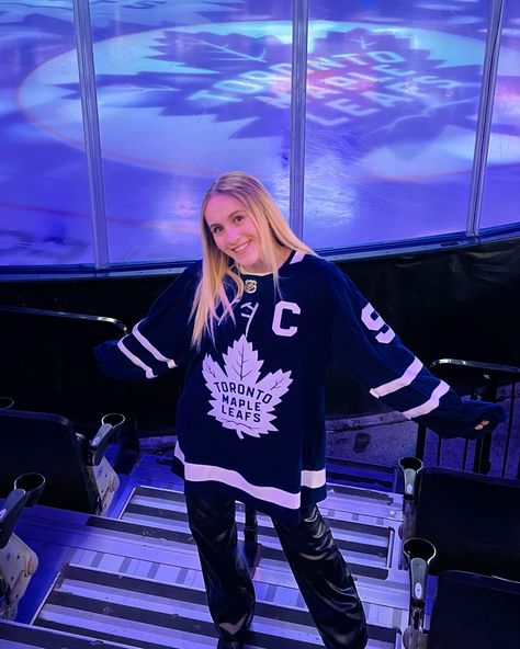 Toronto Maple Leafs Outfit Women, Canucks Jersey Outfit, Leafs Game Outfit, Red Wings Game Outfit, Nhl Jersey Outfit Women Style, How To Style Hockey Jerseys Women, Hockey Game Outfits For Women Jersey, Hockey Outfits For Women, Sports Game Outfits For Women