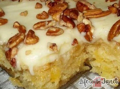 Hawaiian Pineapple Cake Hawaiian Pineapple Cake, Easy Pineapple Cake, Pineapple Cake Recipe, Hawaiian Cake, Tropical Desserts, Pineapple Desserts, Tropical Food, Pecan Cake, Cake Mixture