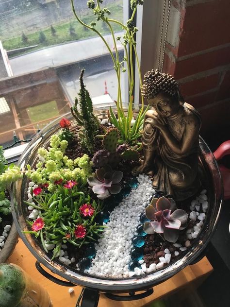 Zen Garden Planter, Buddha Plant Pot, Mini Buddha Garden, Zen Garden Terrarium, Cactus Terrarium Ideas, Mini Zen Garden Diy, Buddha Terrarium, Succulent Terrarium Ideas, Crystal Garden Terrarium