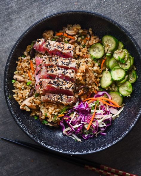 Tuna Steak Sushi Bowl, Seared Tuna Bowl Recipe, Grilled Tuna Poke Bowl, Asian Ahi Tuna Steak Recipe, Ahi Tuna Noodle Bowl, Seared Tuna Rice Bowl, Ahi Tuna Ideas, Asian Tuna Bowl, Tuna Steak Lunch Ideas