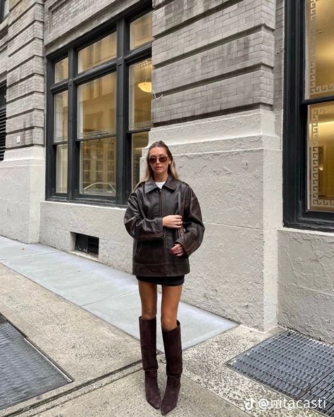 Nyc Winter Going Out Outfits, Winter Outfit Leather Jacket, Casual Going Out Outfit Fall, Autumn Street Style 2024, City Fall Outfits, New York Fall Outfits, New York Outfits Fall, Preppy Street Style, Samba Sneakers