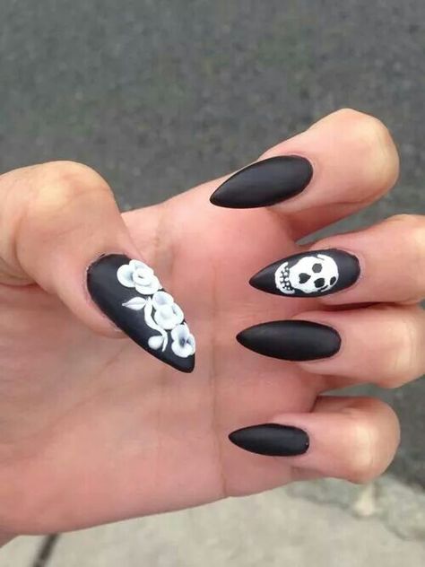 ♡ it almond shape nails Nails Almond Black, Black Fans, Spooky Halloween Nails, Skull Nails, Super Nails, Nails Almond, Nails Black, Trendy Nail Art, The Gothic