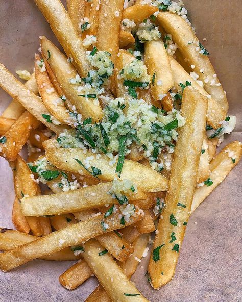 Types Of French Fries, Fries Aesthetic, Parmesan Truffle Fries, Garlic Parmesan Fries, Parmesan Fries, Truffle Fries, Dream Food, Food Therapy, Girl Dinner