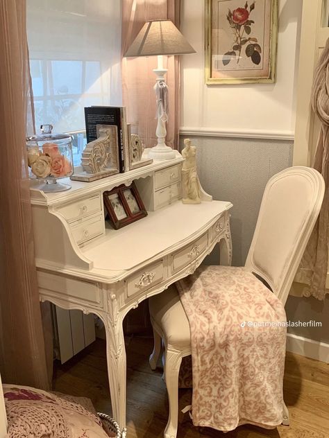 Aesthetics Study Table, Coquette Room Desk, Old Money Desk, Vintage Desk Ideas, Vintage Study Table, Desk Coquette, Beautiful Study Table, Vintage Vanity Aesthetic, Spot Light Photoshoot