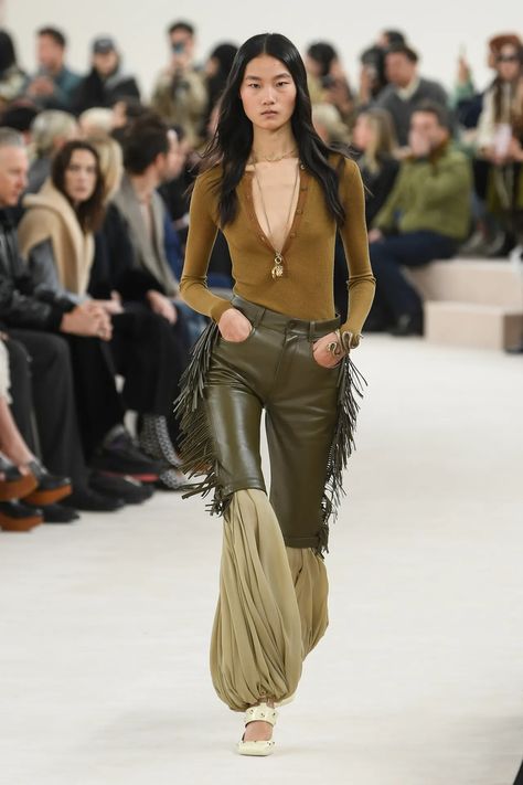 Chloé Fall 2024 Ready-to-Wear Runway, Fashion Show & Collection Review [PHOTOS] Short Cuir, Chloe Fashion, Paris Mode, Moda Paris, Mode Boho, Runway Trends, Fashion Show Collection, Looks Style, Mode Inspiration