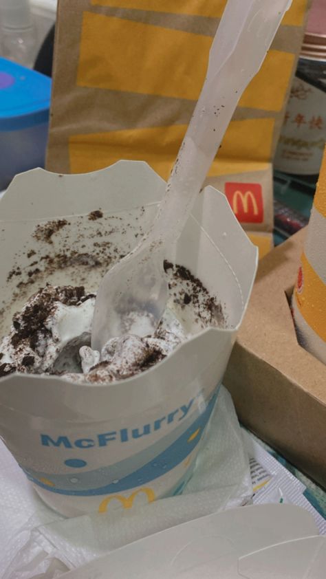 Dairy Queen Sundae, Mcflurry Aesthetic, Mcdonalds Aesthetic Food, Oreo Aesthetic, Mcdonald's Ice Cream, Oreo Mcflurry, Mc Flurry, Mcdonalds Ice Cream, Chocolate Ice Cream Cone