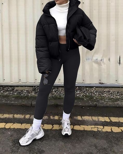 Crop Winter Jacket, Short Puffer Jacket Outfit Winter Style, Puffy Jacket Outfit Winter, Black Cropped Puffer Jacket Outfit, Crop Coat Outfit, Cute Puffer Jacket Outfits, Cropped Coat Outfit, Outfit With Puffer Jacket, Black Cropped Jacket Outfit