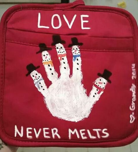 Handprint potholder Diy Christmas Gifts For Grandparents, Christmas Gifts For Grandparents, Preschool Christmas Gifts, Christmas Gifts For Teachers, Baby Christmas Crafts, Xmas 2022, Grandparents Christmas, Handprint Christmas, Parents Christmas