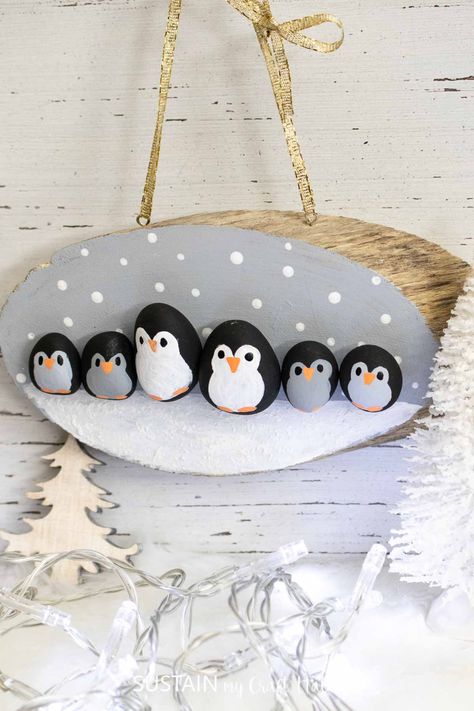 Pebble Art Penguins, Painted Rocks Penguins, Penguin Christmas Craft, Stone Art Christmas, Penguin Pebble Art, Pebble Christmas Art, Penguin Diy Craft, Christmas Pebble Art Ideas, Winter Tree Craft