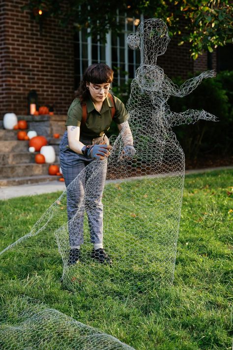 Chicken Wire Halloween, 2023 Costumes, Yard Ghosts, Chicken Wire Ghost, Wire Ghosts, Ghost Dresses, Halloween Lawn, Halloween Ghost Decorations, Ghost Diy