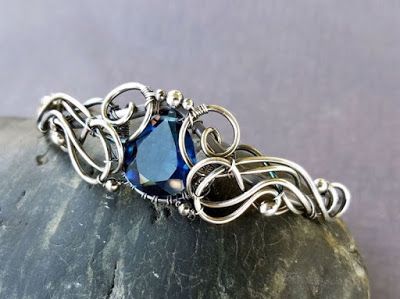 Wire Wrapped Jewelry Tutorials, Wire Wrapped Bangles, Wire Jewelry Tutorial, Wire Wrapping Crystals, Wire Wrapping Stones, Wire Wrapped Bracelet, Diy Wire Jewelry, Wire Work Jewelry, Handmade Wire Jewelry