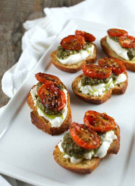 Roasted Tomato Burrata, Burrata Crostini, Appetizer Dishes, Roasted Tomato, Party Food Appetizers, Food Platters, Roasted Tomatoes, Shallots, Wedding Food