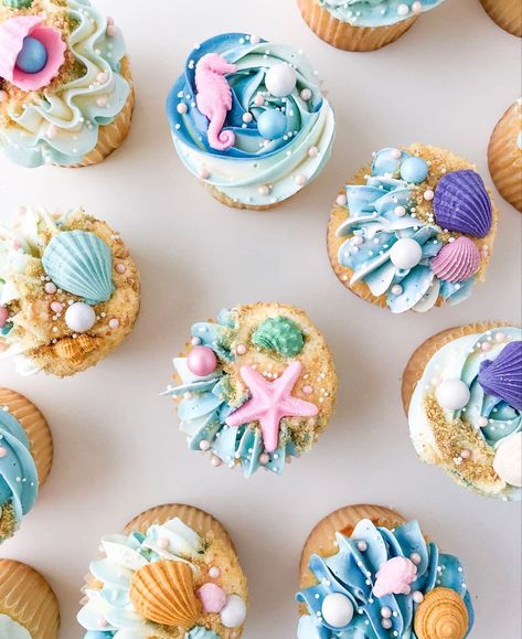 Ocean Birthday Cakes, Beach Theme Cupcakes, Tropical Cupcakes, Beach Cupcakes, 14th Birthday Party Ideas, How To Cake, Dessert Decor, Beach Themed Cakes, Mermaid Birthday Decorations