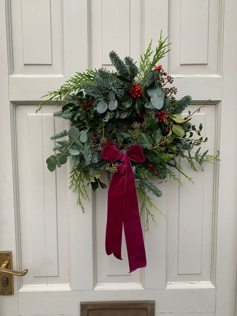 Advent Wreath For Door, Velvet Ribbon Christmas Wreath, English Christmas Wreath, Christmas Wreath With Flowers, Natural Winter Wreath, Christmas Wreath Velvet Ribbon, Fresh Christmas Wreath Ideas, Christmas Wreath Natural, Christmas Wreaths 2024