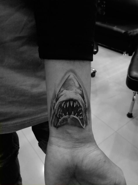 Jaws Tattoo, Viking Tattoo Symbol, Horror Movie Tattoos, Jaws Movie, Movie Tattoo, Movie Tattoos, Shark Tattoo, Shark Tattoos, Tattoo Style Drawings