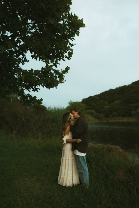 Engagement Styled Shoot, Film Aesthetic Engagement Photos, Couples Photoshoot No Face, Early Fall Couples Photoshoot, Spanish Moss Engagement Photos, Whimsical Engagement Photoshoot, Nostalgic Engagement Photos, Engagement Photos Inspo Fall, South Carolina Engagement Photos