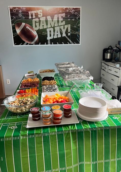 Idea for a football theme party, birthday party, superbowl/ game watch day gathering. A way to celebrate football. Fantasy Football Party Ideas, Football Theme Birthday Party, Fantasy Football Party, Football Theme Birthday, Football Watch Party, Birthday Football, Football Family, Superbowl Game, End Of Year Party