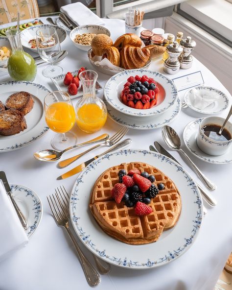 Ritz Paris | The ultimate Monday morning indulgence in Paris: breakfast in your room! ✨ #ritzparis #rendezvous15placevendome #parisianbreakfast… | Instagram Hotel Breakfast Buffet Aesthetic, Continental Breakfast Ideas, Luxury Breakfast, Parisian Breakfast, Hotel Breakfast Buffet, Pretty Lifestyle, Parisian Luxury, Champagne Breakfast, Rich Breakfast