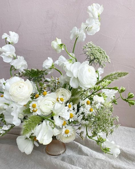 Denver Florist/Amy Lauren (@amylaurenfloraldesign) • Instagram photos and videos White Wedding Flowers Centerpieces, Katie White, Wedding Pool Party, White Flower Arrangements, Green Wedding Flowers, Flower Studio, White Wedding Flowers, Sweet Peas, Garden Party Wedding