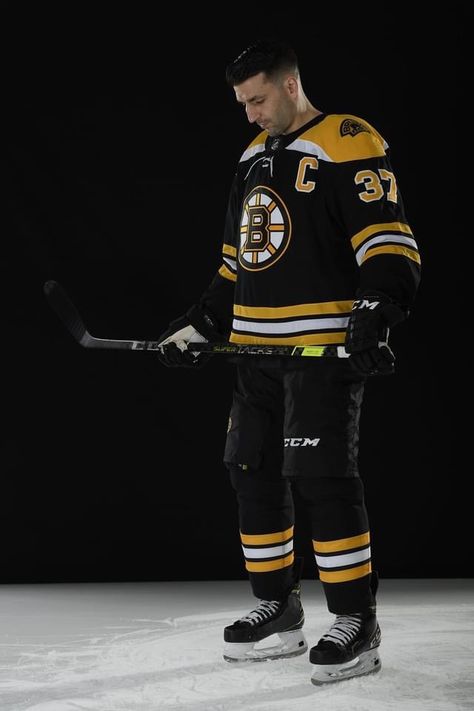 Boston Bruins Wallpaper, Boston Hockey, Patrice Bergeron, Hockey Pictures, Boston Bruins Hockey, Bruins Hockey, Hockey Stuff, Hockey Boys, Hockey Games