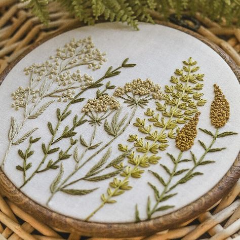 Wildflower Field Hand Embroidery Pattern DIY Floral - Etsy Fall Flower Embroidery, Wild Flowers Embroidery, Boho Embroidery Patterns, Embroidered Wildflowers, Flower Stitches, Wildflower Embroidery, Embroidery Fall, Necklace Embroidery, Stitching Ideas