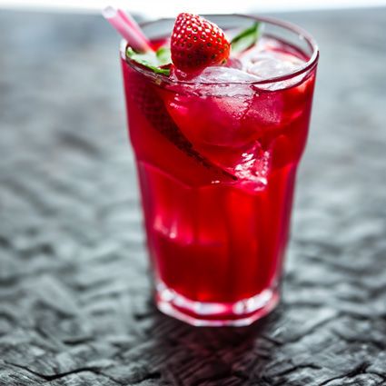 Strawberry Hennessy, Hennessy Cocktails, Hennessy Cognac, Cocktail Recipes At Home, Strawberry Slice, Strawberry Syrup, Cocktail Recipes Easy, Alcohol Drink Recipes, Fresh Strawberries