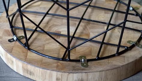 Diy Wire Basket, Stump Furniture, Tree Stump Furniture, Wire Side Table, Tree Stump Table, Basket Table, Wire Table, Diy Daybed, Stump Table