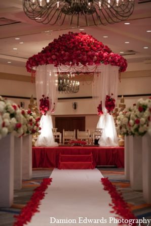 Red And White Wedding, Wedding Ceremony Ideas, Mandap Decor, Marriage Decoration, Wedding Mandap, Wedding Altars, Wedding Set Up, Indian Wedding Ceremony, Wedding Stage Decorations