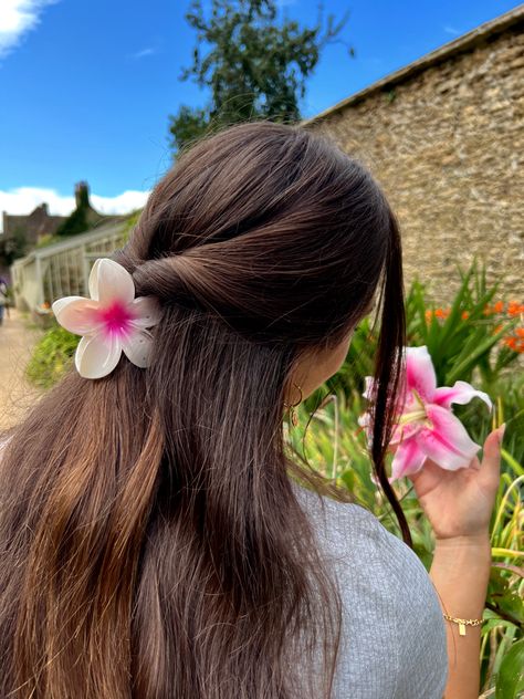 Emi flower claw clip, hairstyles, half up hair, long brown hair, long hairstyle, easy hair Interview Hairstyles Medium, Flower Claw Clip, Hair Clip Hairstyles, Preppy Hairstyles, Gradient Hair, Ponytail Updo, Clip Hairstyles, Half Up Half Down Hair, Half Up Hair