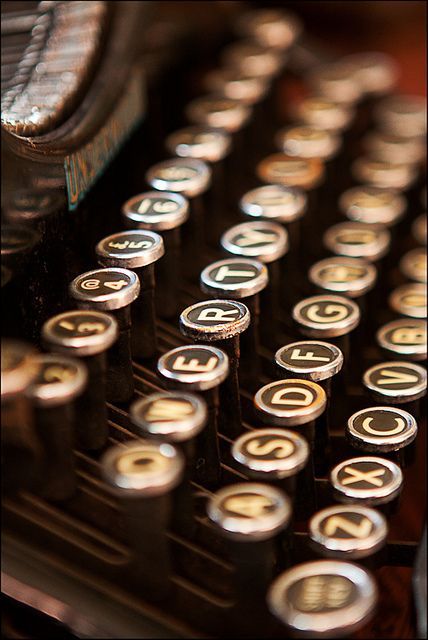 James Nachtwey, Antique Typewriter, Vintage Typewriters, Foto Art, Dark Academia Aesthetic, Academia Aesthetic, Typewriter, Book Aesthetic, Dark Academia