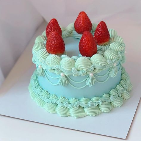 Fake Bake Cakes, Heart Cake Designs, Turquoise Cake, Heart Cake Design, Comic Cake, Amazing Cake Decorating, Vintage Heart Cake, Green Cake, Pretty Cake