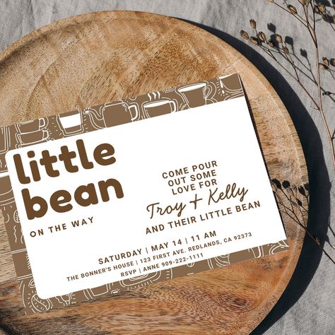 A little bean is on the way and it's time to pour out some love for the mom and dad-to-be! This espresso brown and white invitation with great coffee art around the edges and on the back is perfect for your coffee-loving friends who are about to become parents. Suitable for a mama-to-be or a couple's shower, have this cute invitation printed or digitally download it and get the coffee brewing! Gender Reveal Coffee Theme, Coffee Baby Shower Decorations, Baby Brewing Coffee Shower Ideas, Baby Brewing Baby Shower Ideas, Coffee Bean Baby Shower Ideas, Baby Boy Shower Ideas Themes Simple, Baby Shower Coffee Theme, Baby Is Brewing Shower Ideas Coffee, Coffee Baby Shower Ideas